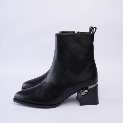 Botines elegantes de tacón minimalista negros
