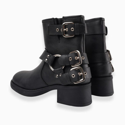 Botines negros con múltiples correas