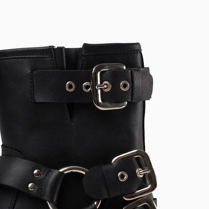 Botines negros con múltiples correas