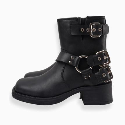 Botines negros con múltiples correas