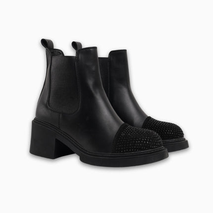 Botines negros con pedrería en la punta