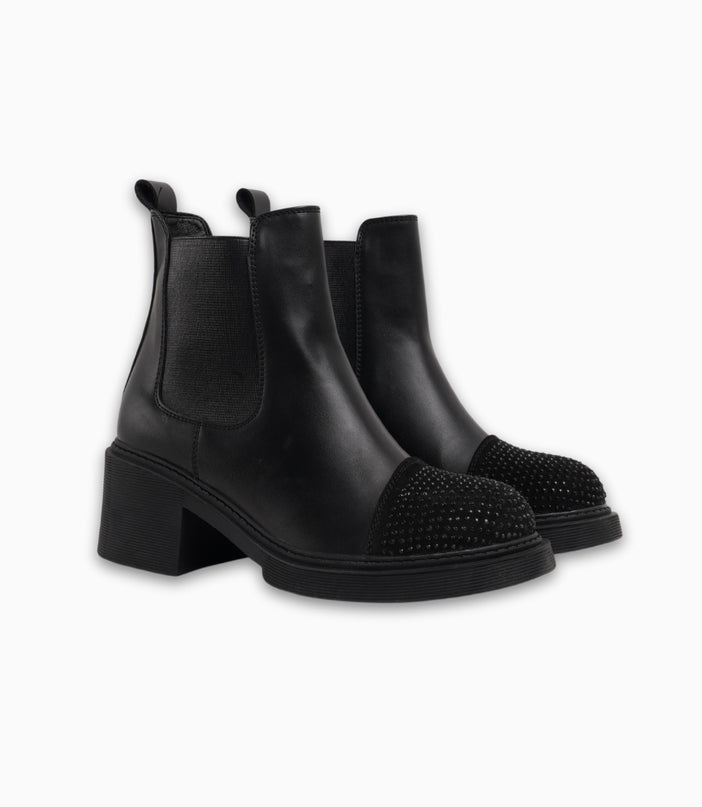 Botines negros con pedrería en la punta