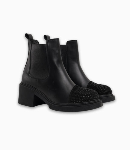 Botines negros con pedrería en la punta