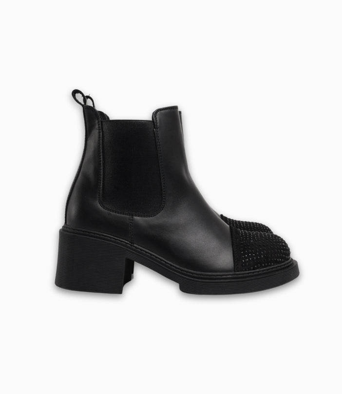 Botines negros con pedrería en la punta