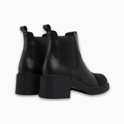 Botines negros con pedrería en la punta