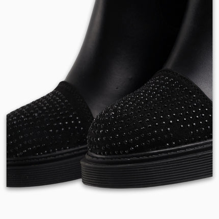 Botines negros con pedrería en la punta