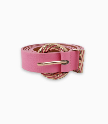 Cinturón rosado con textura granulada y hebilla dorada