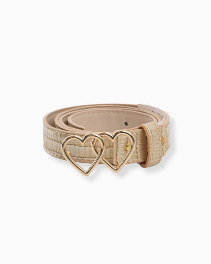 Cinturón beige con textura tipo piel y doble hebilla dorada corazón