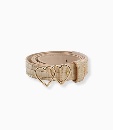 Cinturón beige con textura tipo piel y doble hebilla dorada corazón