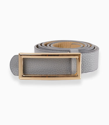 Cinturón gris con textura granulada y hebilla rectangular dorada