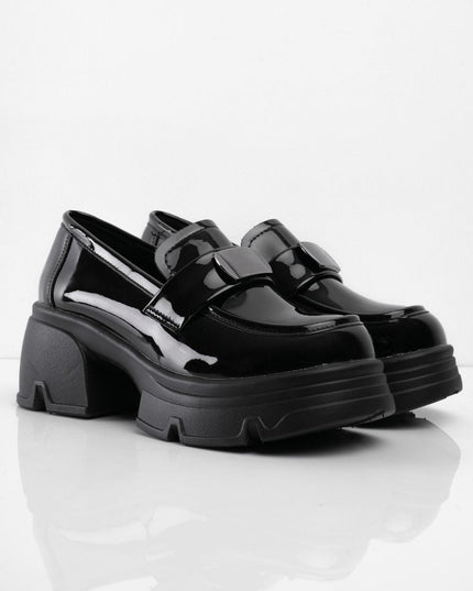 Mocasines negros brillantes con hebilla