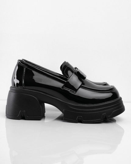 Mocasines negros brillantes con hebilla