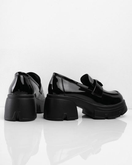 Mocasines negros brillantes con hebilla