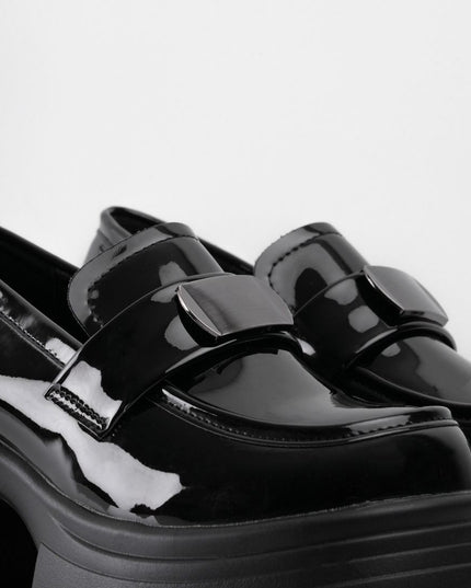 Mocasines negros brillantes con hebilla