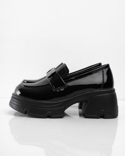 Mocasines negros brillantes con hebilla