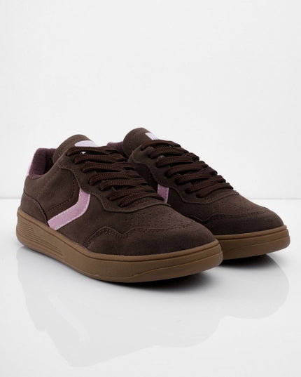 Tenis cafés con lateral rosa