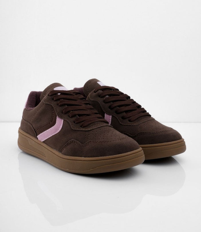 Tenis cafés con lateral rosa