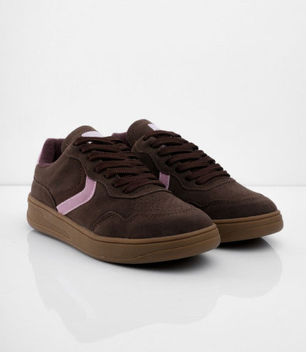 Tenis cafés con lateral rosa