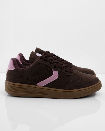 Tenis cafés con lateral rosa