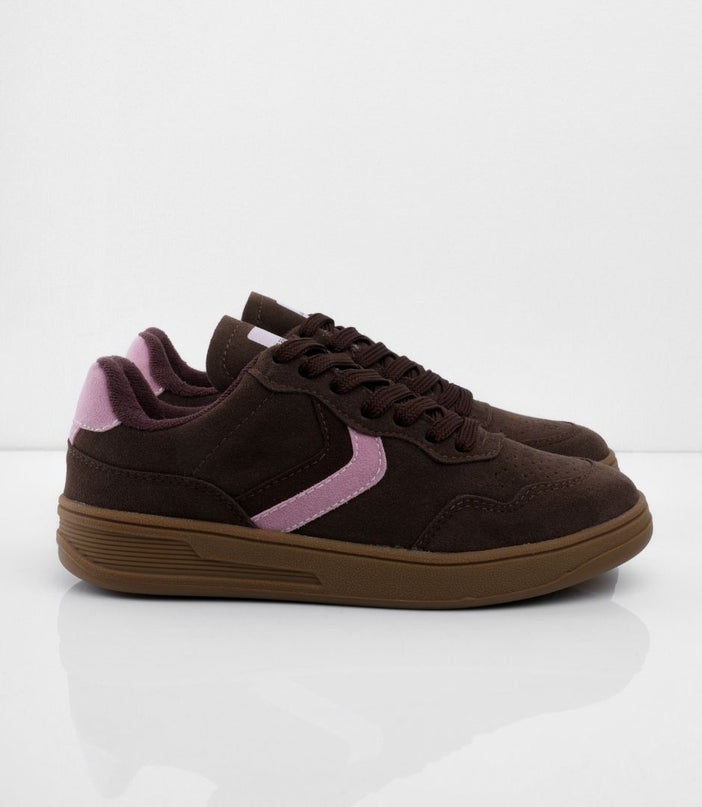 Tenis cafés con lateral rosa