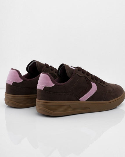 Tenis cafés con lateral rosa