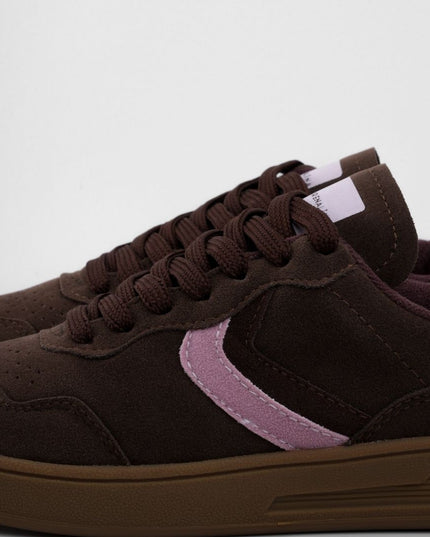 Tenis cafés con lateral rosa