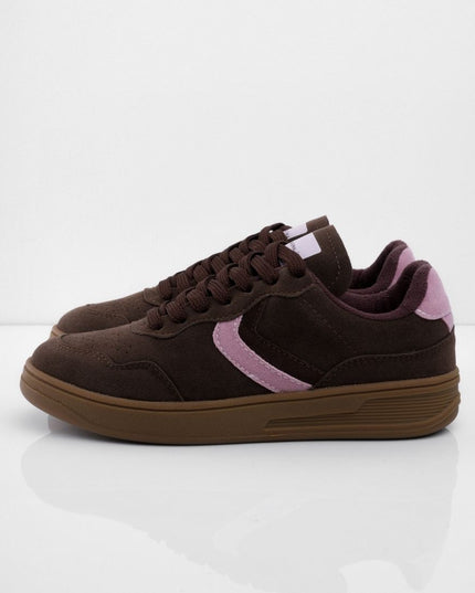 Tenis cafés con lateral rosa