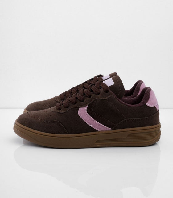 Tenis cafés con lateral rosa