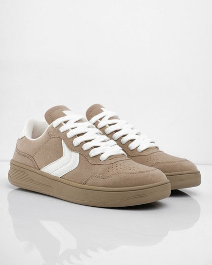 Tenis taupe con lateral blanco