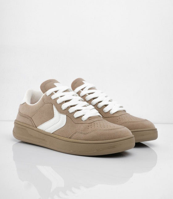 Tenis taupe con lateral blanco