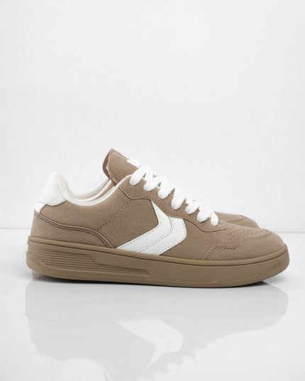 Tenis taupe con lateral blanco