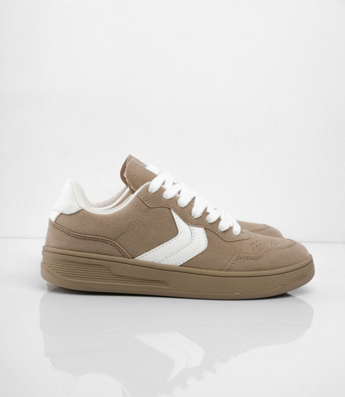 Tenis taupe con lateral blanco