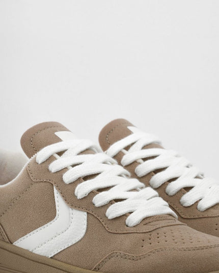 Tenis taupe con lateral blanco