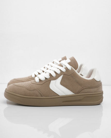 Tenis taupe con lateral blanco