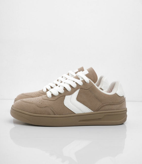 Tenis taupe con lateral blanco