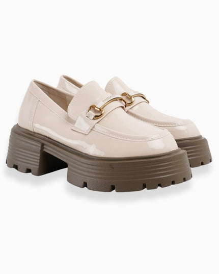 mocasín crema con suela café con Detalle Dorado