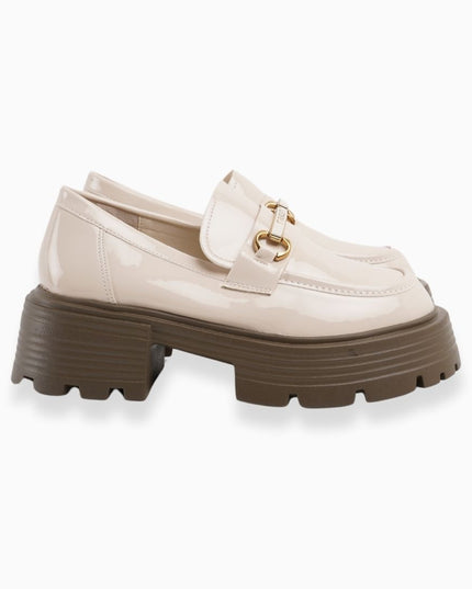 mocasín crema con suela café con Detalle Dorado