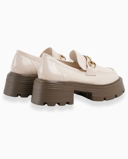 mocasín crema con suela café con Detalle Dorado