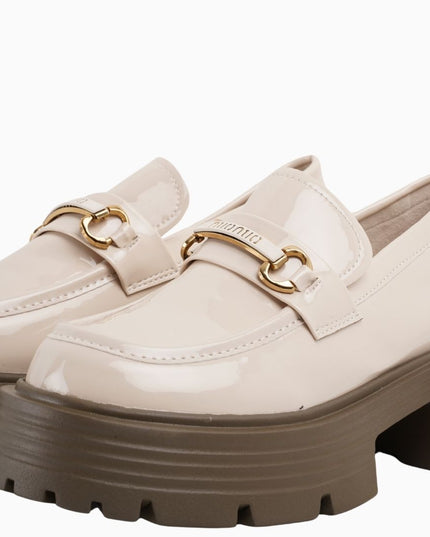 mocasín crema con suela café con Detalle Dorado