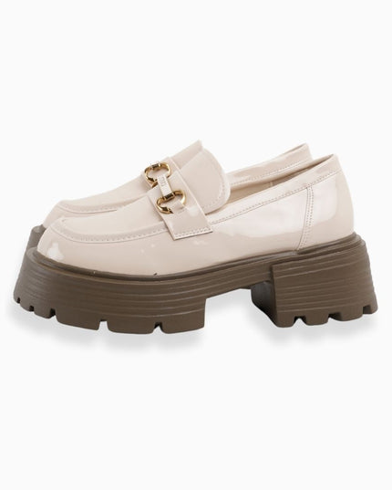 mocasín crema con suela café con Detalle Dorado