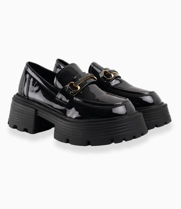 mocasín negro con Detalle Dorado
