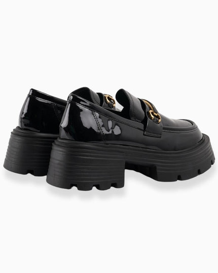 mocasín negro con Detalle Dorado