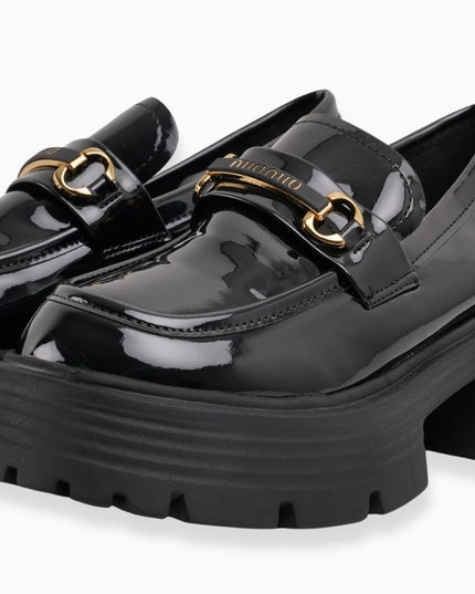 mocasín negro con Detalle Dorado