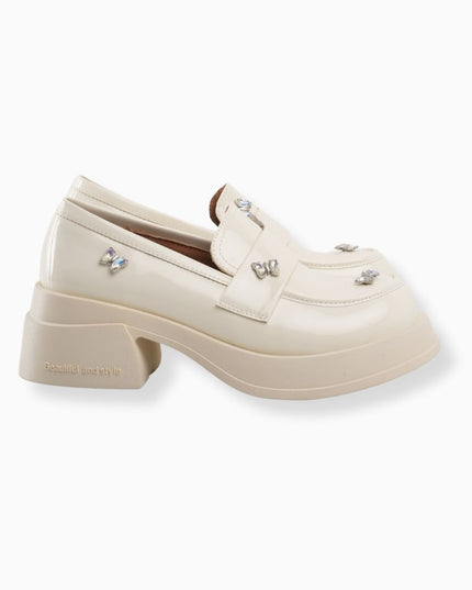 Mocasines de charol crema con apliques de mariposa
