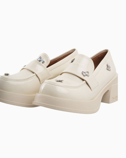 Mocasines de charol crema con apliques de mariposa