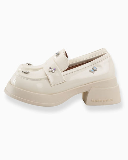 Mocasines de charol crema con apliques de mariposa