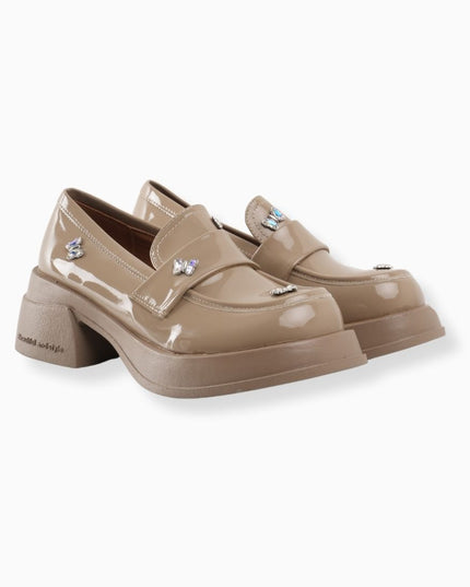 Mocasines de charol camel con apliques de mariposa