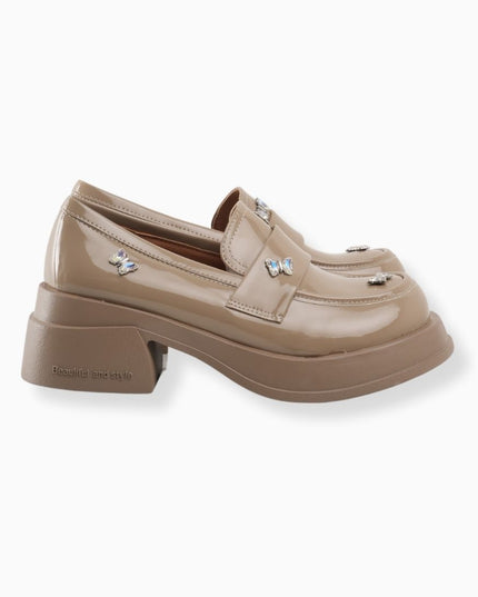 Mocasines de charol camel con apliques de mariposa