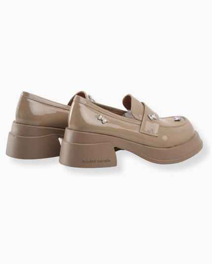 Mocasines de charol camel con apliques de mariposa