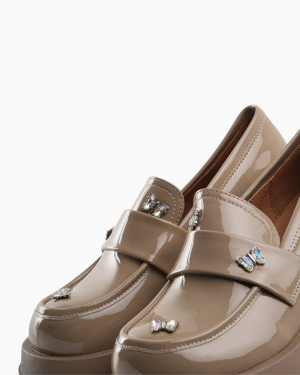 Mocasines de charol camel con apliques de mariposa